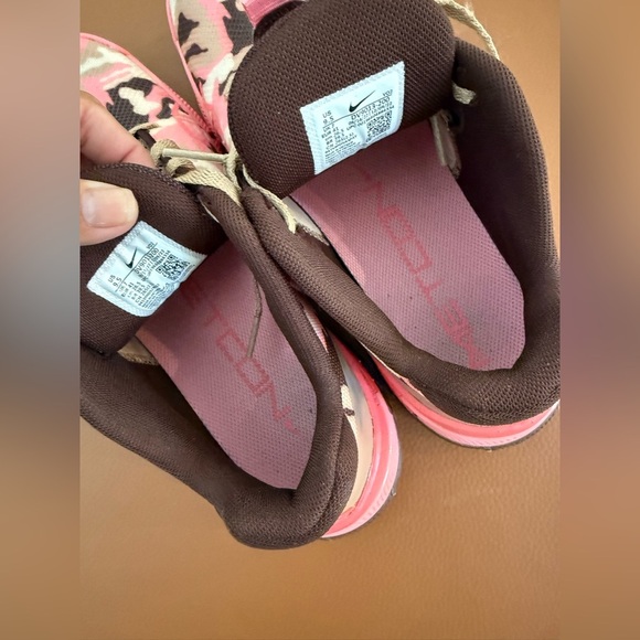 Nike Womens Metcon 8 Trainers Shoes, Hemp/Earth-Sanddrift - Picture 5 of 8